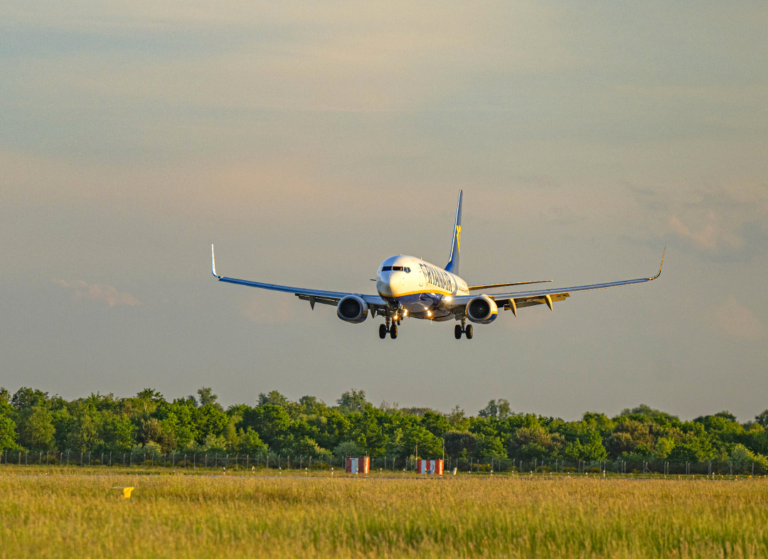 Ryanairflugzeug bei der Landung