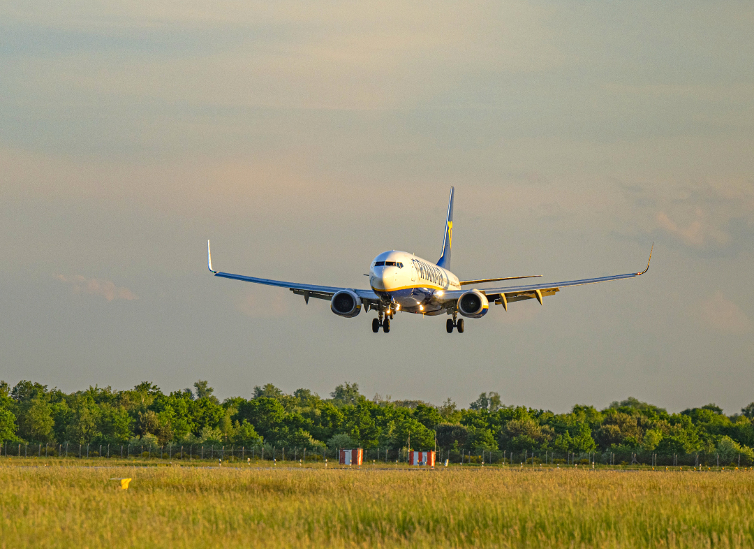 Ryanairflugzeug bei der Landung