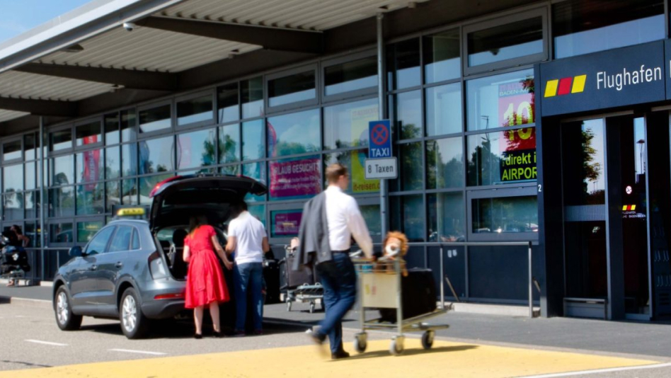 Passagiere vor dem Terminal