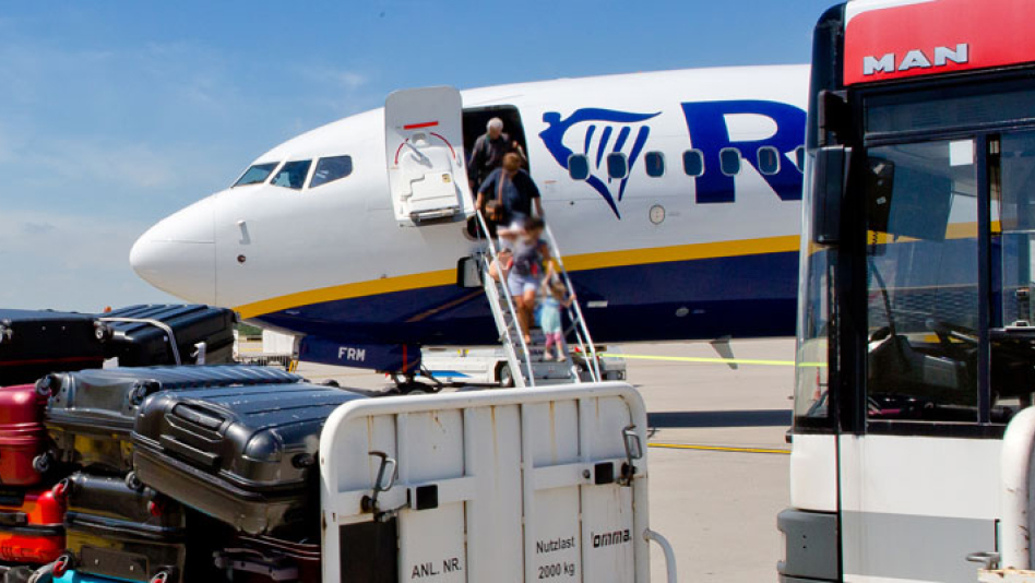 Ryanair Flugzeug mit Passagieren und Gepäck