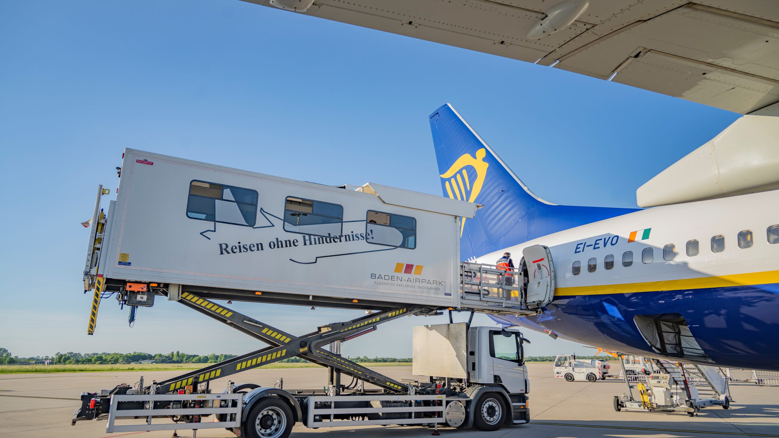 Behindertentransportfahrzeug am Flugzeug