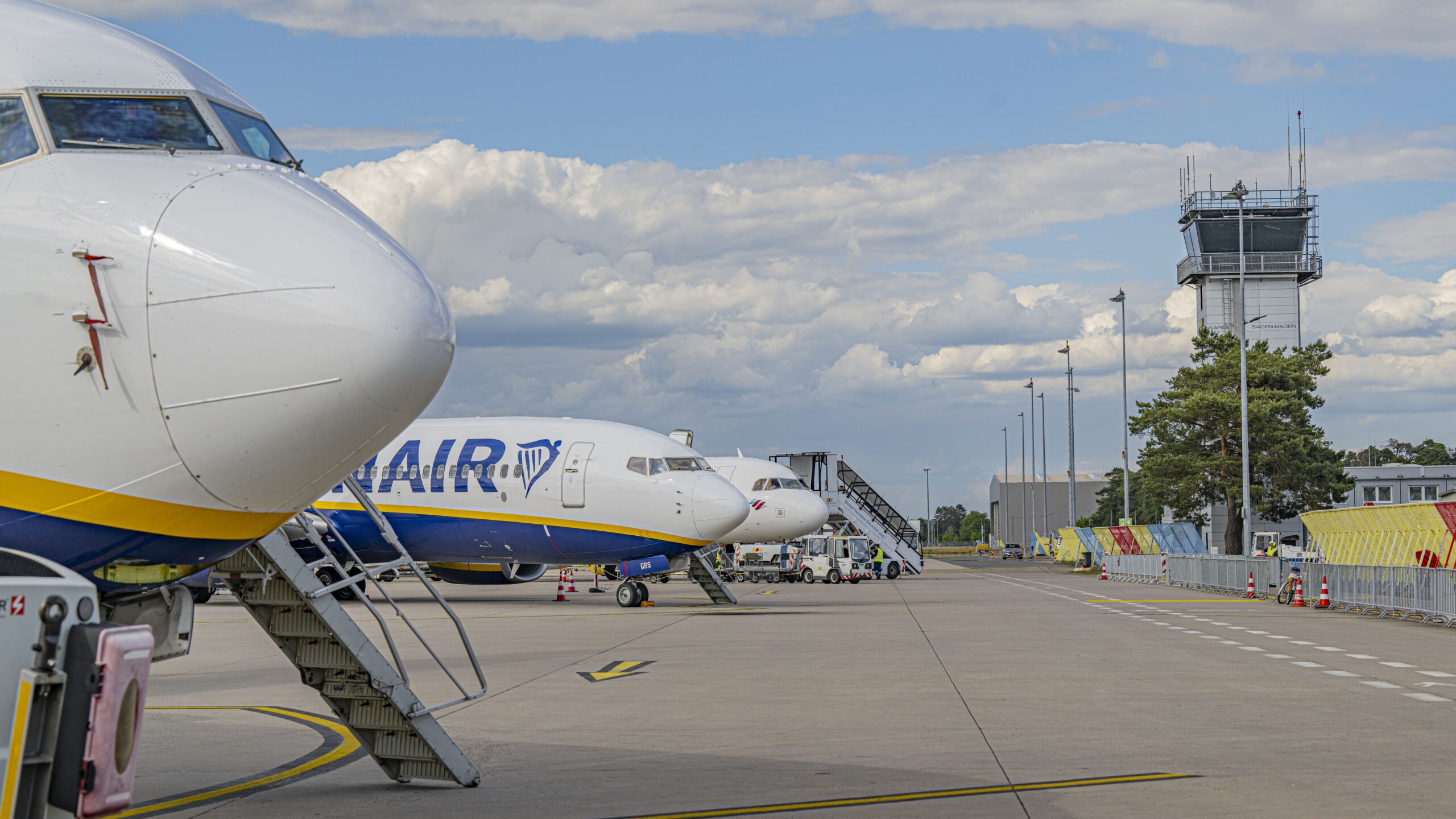 Tower Baden-Airpark mit Flugzeuge