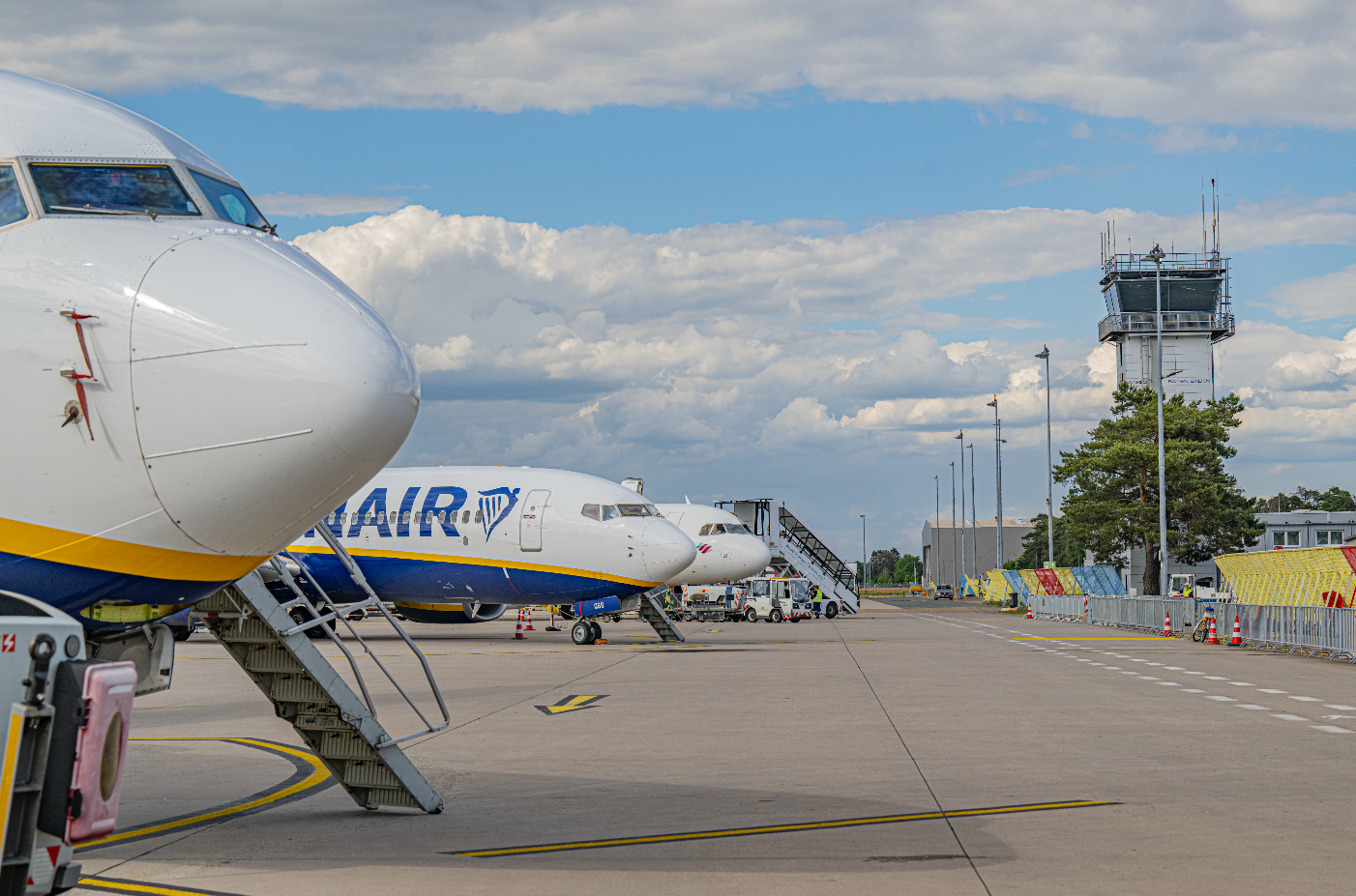 Ryanairflugzeuge mit Tower