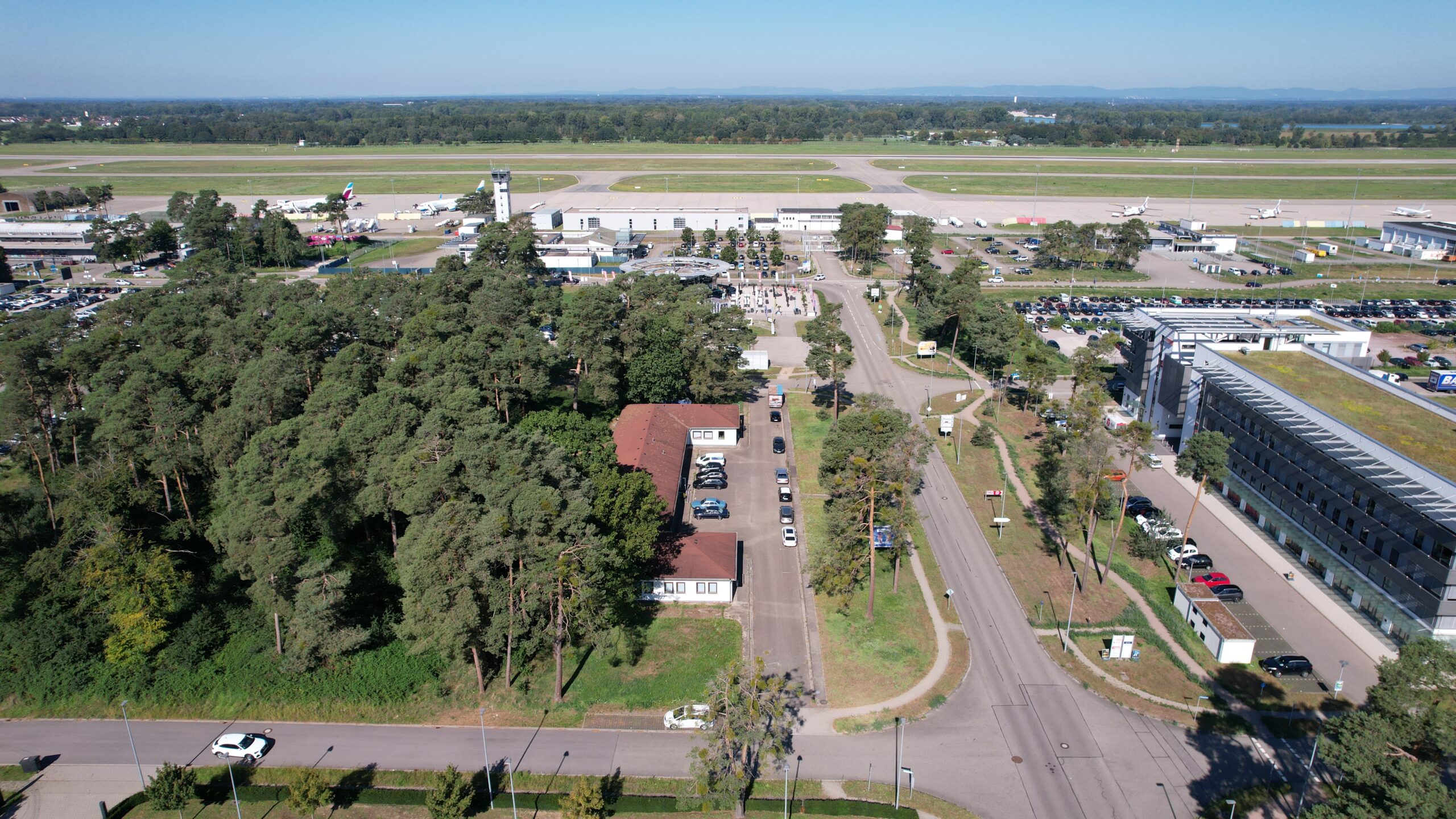 Luftbild Airport Boulevard mit Airpark Business Center und Tower