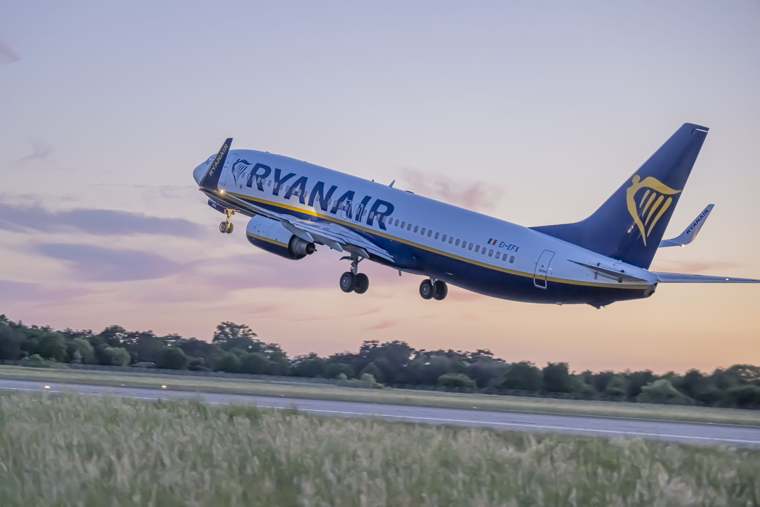 startendes Ryanair flugzeug