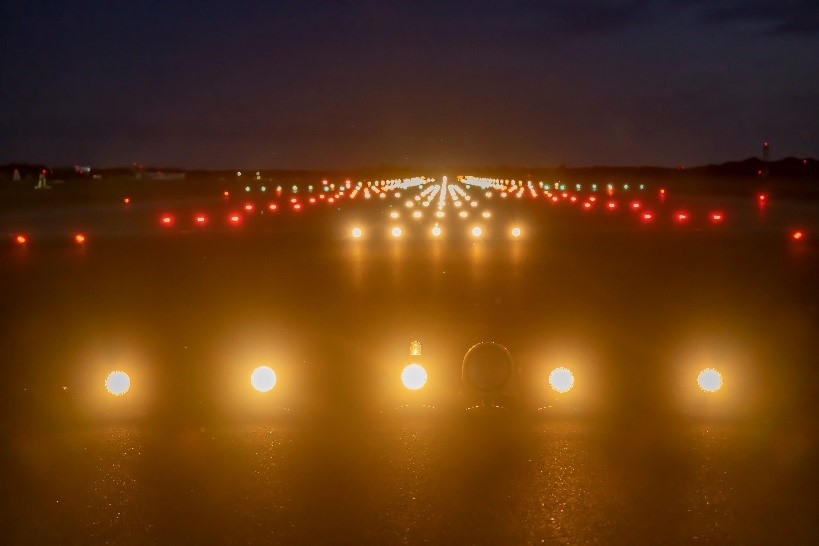 landebahn bei nacht mit Licht