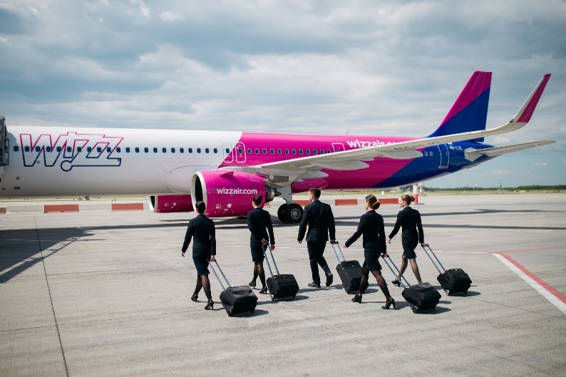 wizz air crew geht zum flugzeug