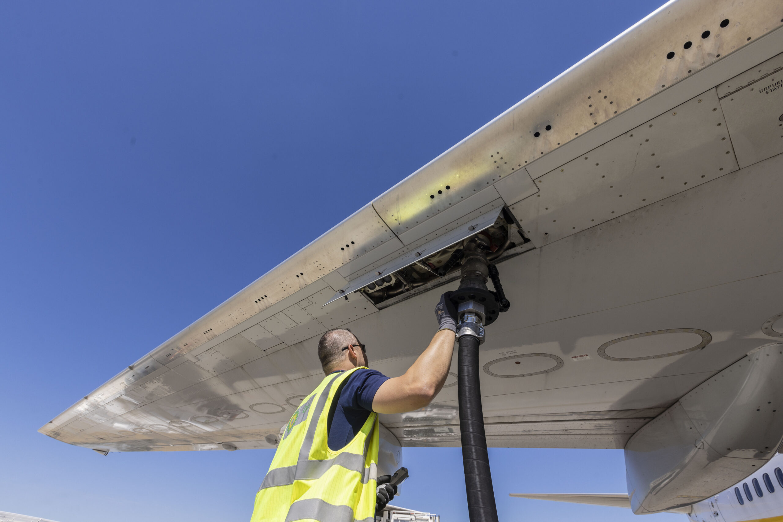 Mitarbeiter betankt ein Flugzeug