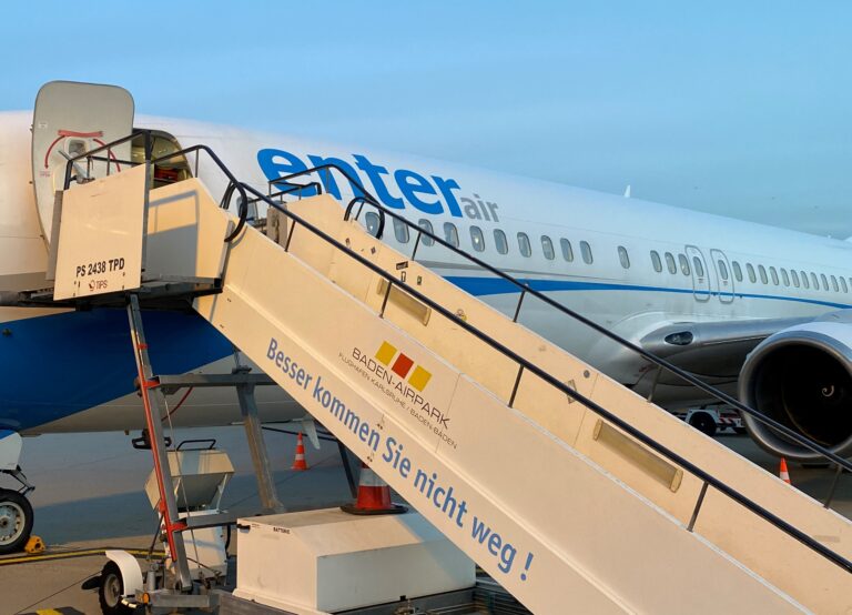 Flugzeug der Enter Air mit Treppe