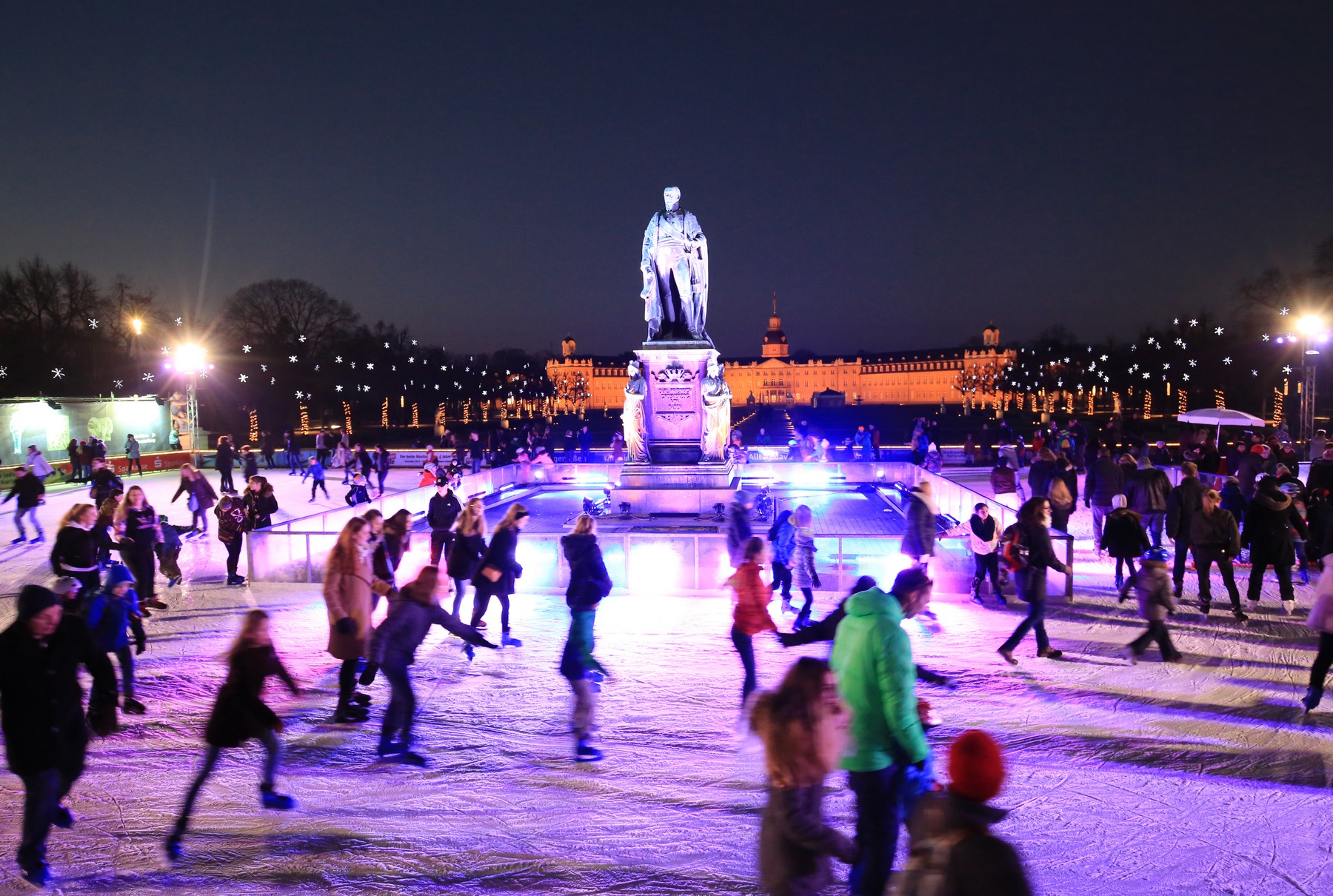 Stadtwerke Eiszeit vor dem Schloss Karlsruhe