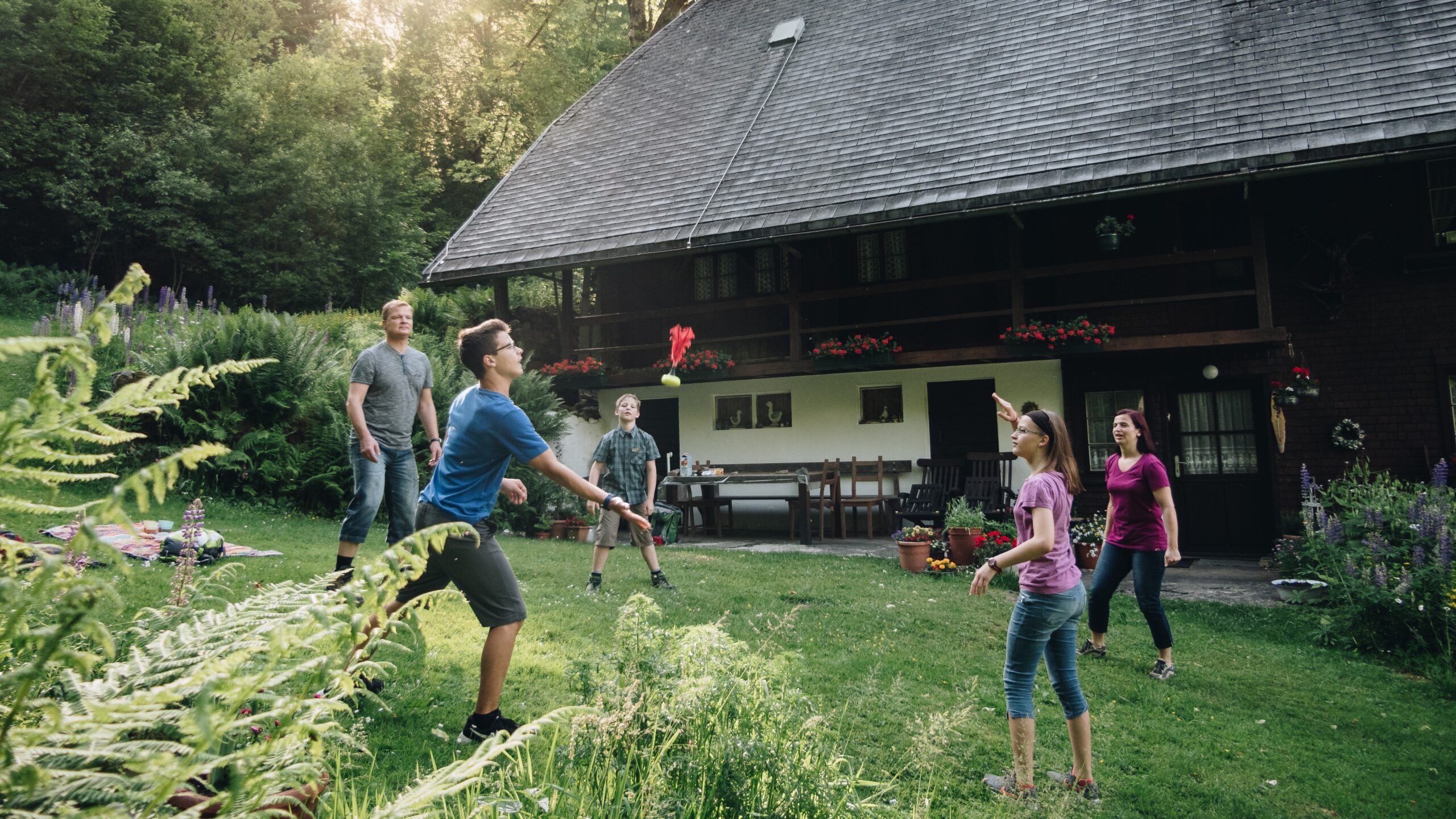 Eine Familie spielt im Garten, im Schwarzwald