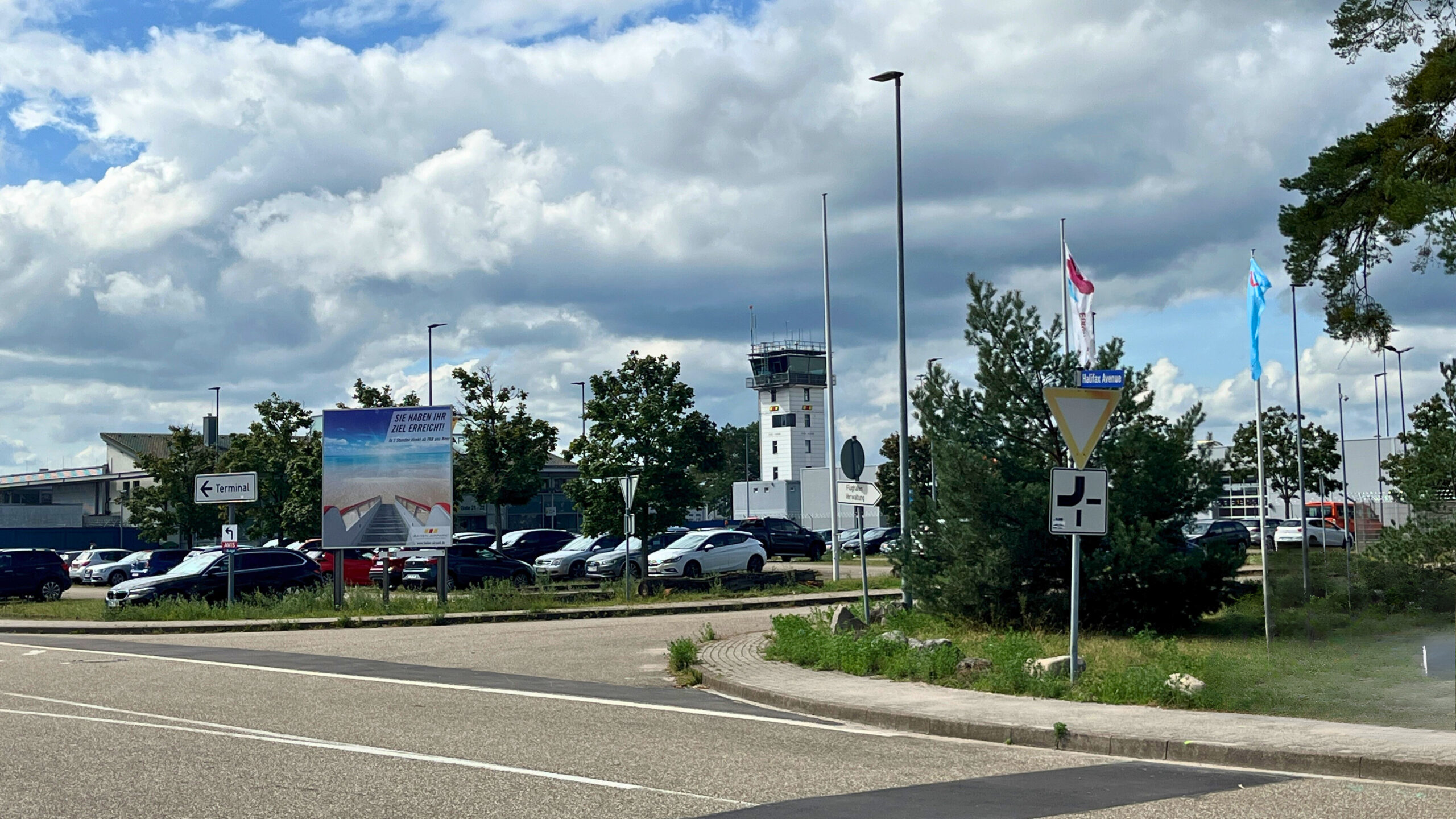 Werbeflächen am FKB - Werbeplakat und Fahnen