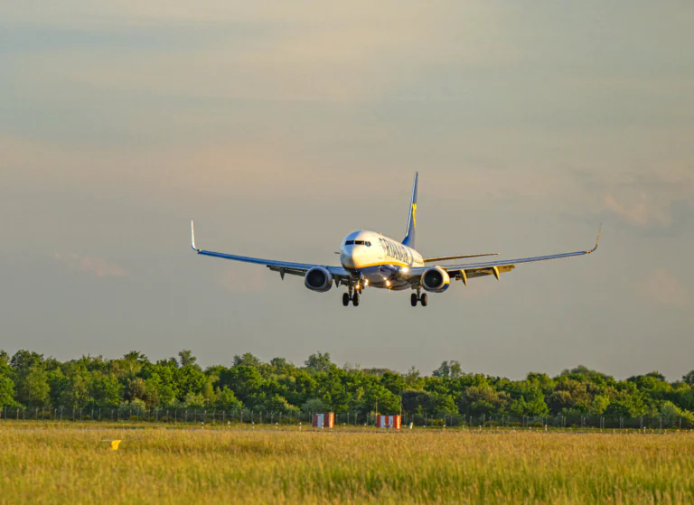 Ryanairflugzeug bei der Landung