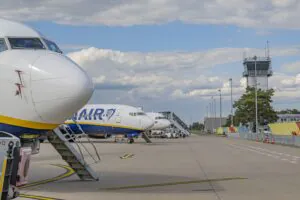 Abgestellte Flugzeuge vor dem Tower